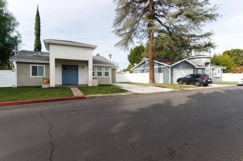 Lake Balboa Compound — комфортный отель в Лос-Анджелесе