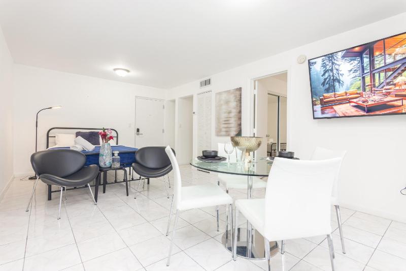 One Bedroom Apartment - with Parking & Balcony - Heart of Wynwood — отель с удобствами в Майами