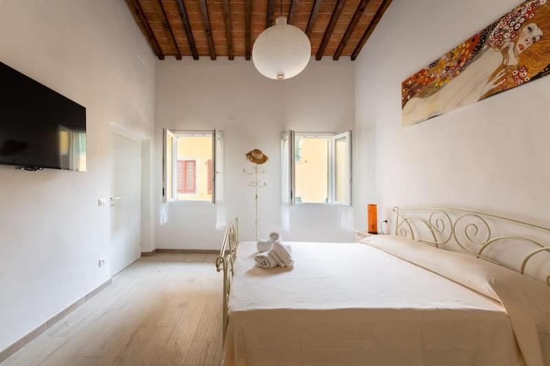 Maytreya-Train station two bedroom flat 2nd floor — отель в Флоренции, Италия