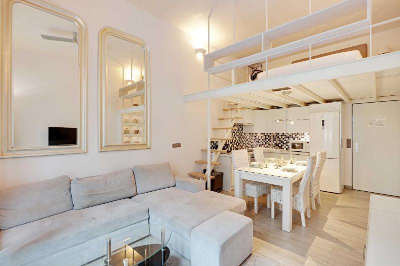 Цены на Amazing appartement 2BR 6P Champs Elysees в Париже