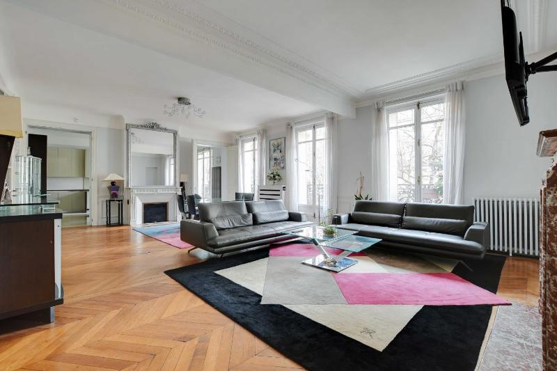 Chic uncluttered apartment 17arrd — отель с удобным расположением в Париже