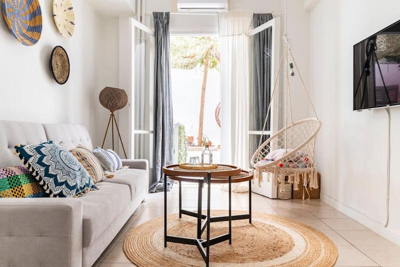 Boutique 52sq apt PLAKA (ATE city) w/dream patio — отель с удобным расположением в Афины