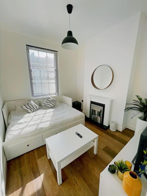 Цены на Cosy 1 bedroom flat on Gray's Inn Road в Лондоне