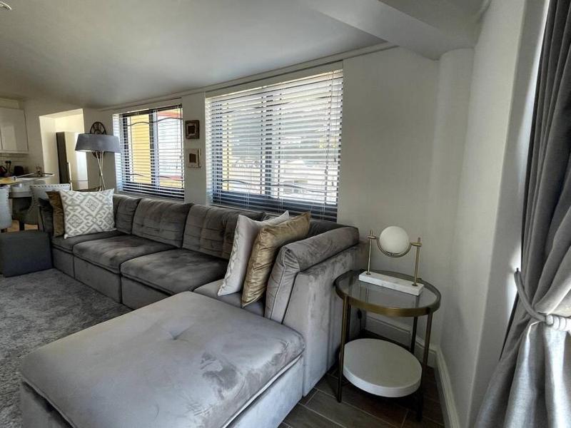 Stunning penthouse in Hout Bay overlooking the beach — отель в Кейптауне, Южноафриканская Республика