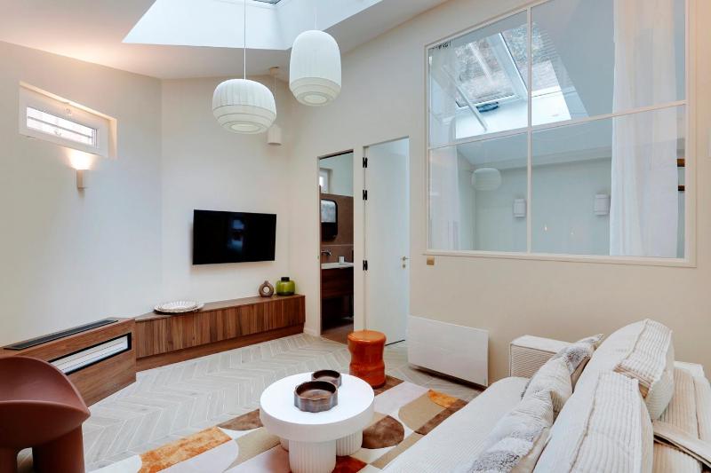 Цены на Fabuleux loft Blomet Tour Eiffel в Париже