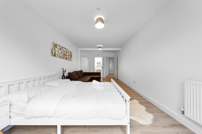 3 Bedroom Sleep12 in London MR2 — комфортный отель в Лондоне