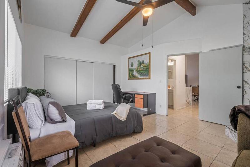 T7Bright & Gorgeous Canoga Park Guesthouset7 — отель с удобным расположением в Лос-Анджелесе