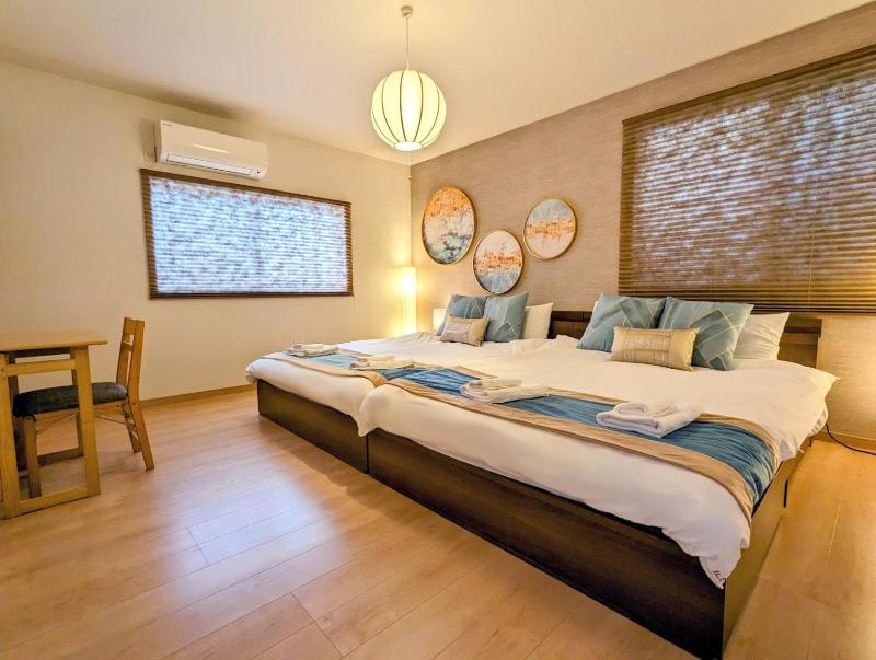 Цены на Tsukiyume Kan - House with Parking, 10Mins to USJ, Tennoji, Namba в Осаке