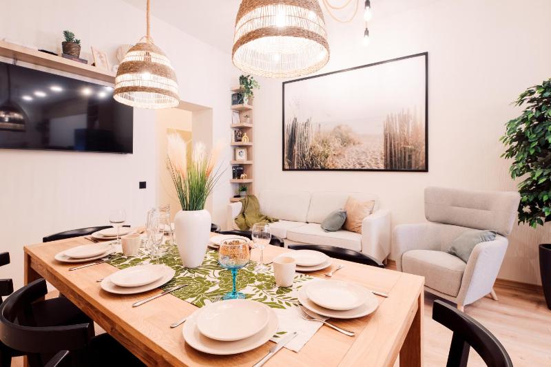 Harmony apartment/9 guests/4 BR / Riga Old Town — отель в риге, Латвия