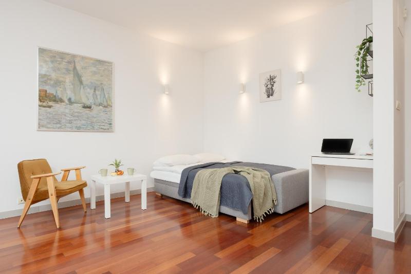 Muranow Spacious Studio & Parking Warsaw by Renters — комфортный отель в Варшаве