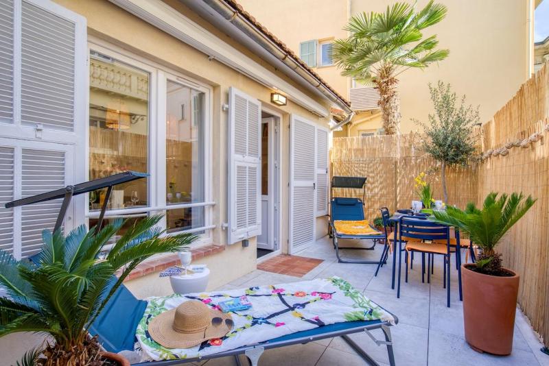 Charming house, large private terrace, Air Conditioning - "La Maisonette" — комфортный отель в Николь