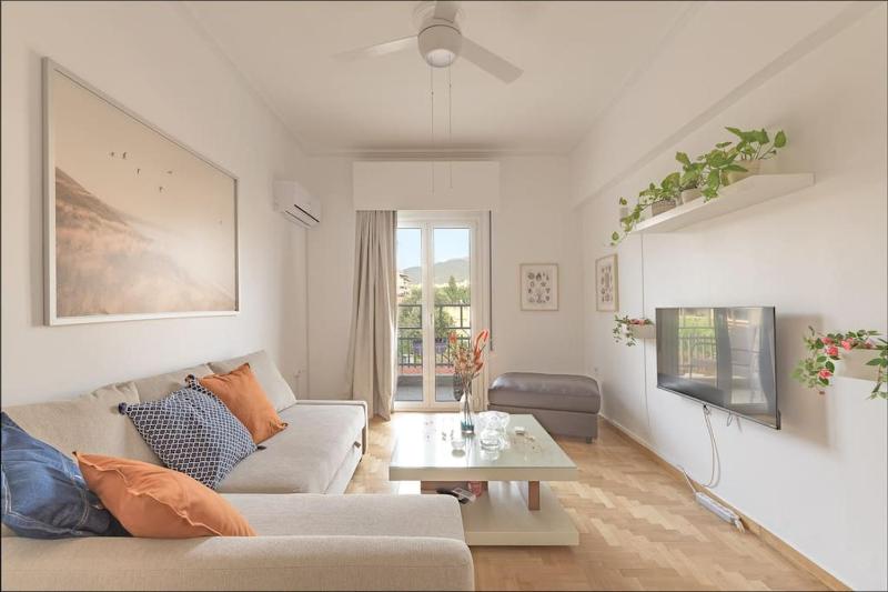 Sunny Central Luxury 50 sm with balcony view 4th floor — отель с удобным расположением в Афины
