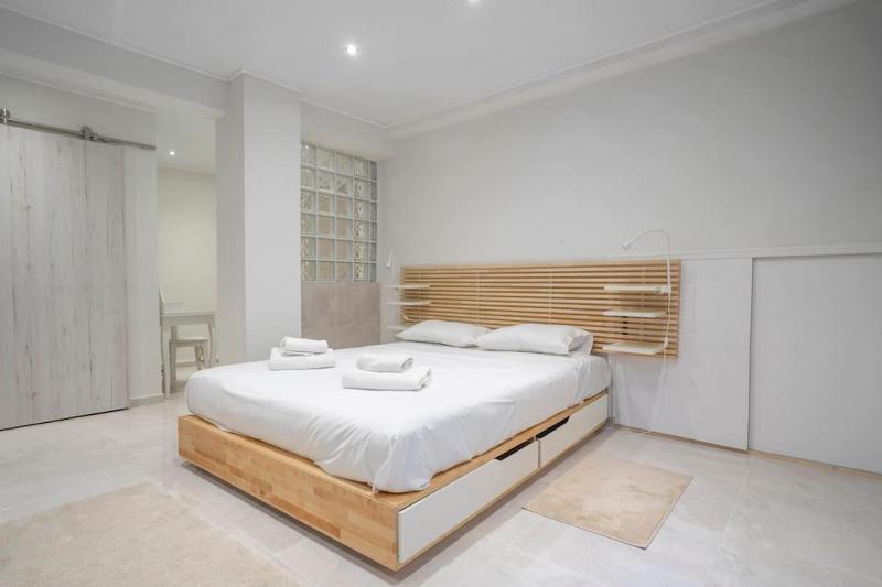 Modern Apartment at Thiseio Next to Metro Station — отель с удобствами в Афины