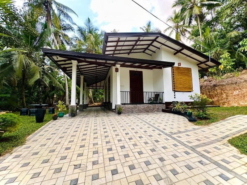 Serene Bliss Villa — отель с удобствами в Унаватуна