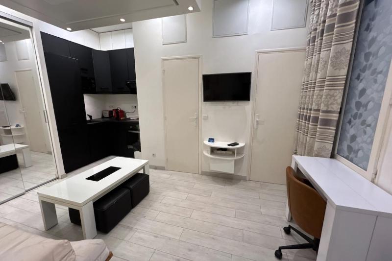 Bright apartment in the heart of Paris — забронировать отель в Париже
