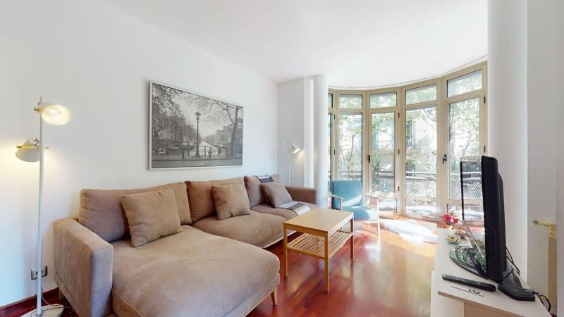 Modern and bright three-bedroom in Eixample — забронировать отель в Барселоне