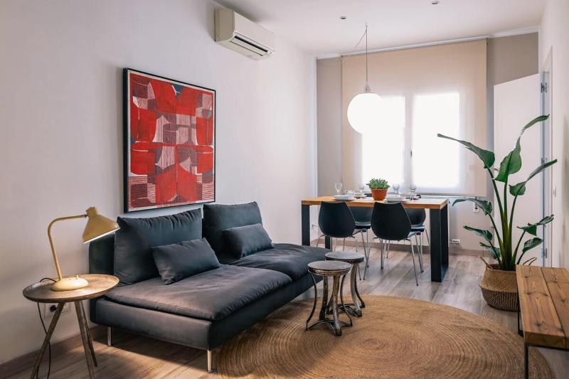 Comfortable 3-bedroom next to Sagrada Familia — забронировать отель в Барселоне