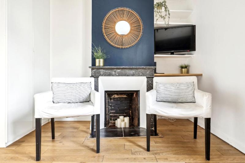 Цены на Charming top floor near Montmartre в Париже
