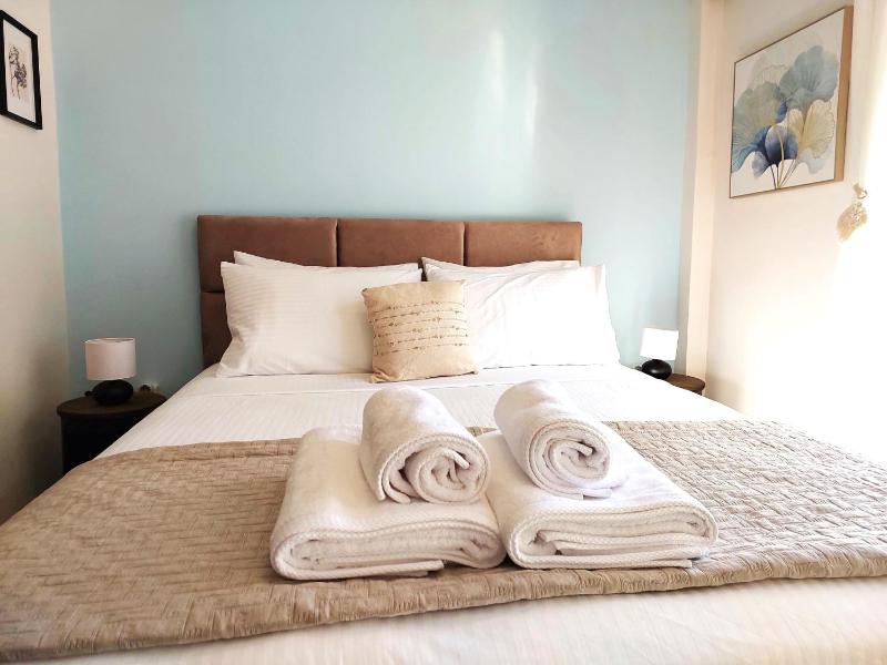 Privet room for 3 in a shered managed apartment — отель с удобным расположением в Афины