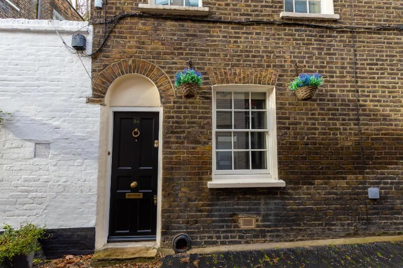 Entire Knightsbridge Mews House — отель с удобствами в Лондоне