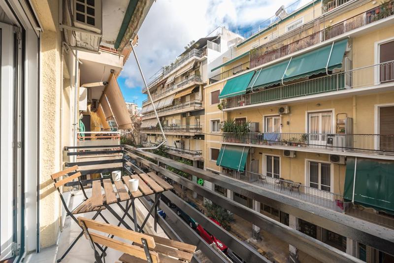 Entire Flat with 2 Bedroom 2 Bathroom 2 Balcony — отель с удобным расположением в Афины