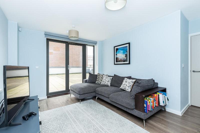 Modern 3BR wPatio & free parking, Canning Town — отель с удобствами в Лондоне