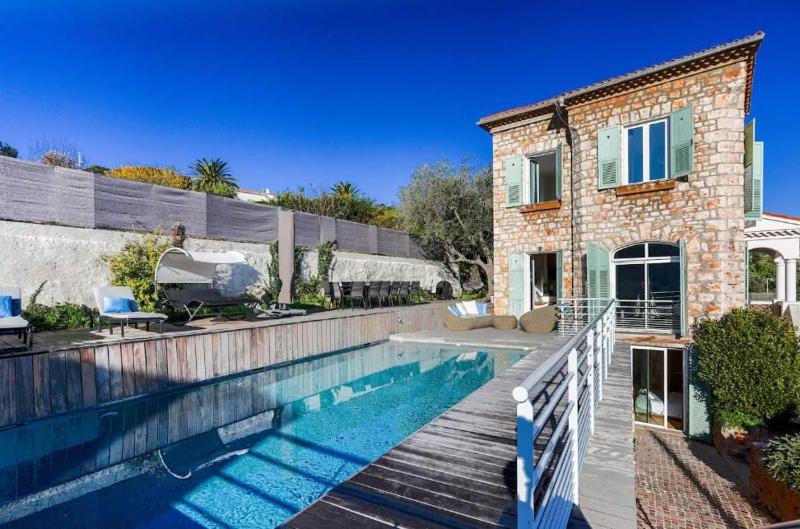Villa Elegante Nice avec Vue Mer — отель с удобным расположением в Николь