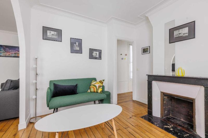Charming apartment near Bastille — отель с удобствами в Париже