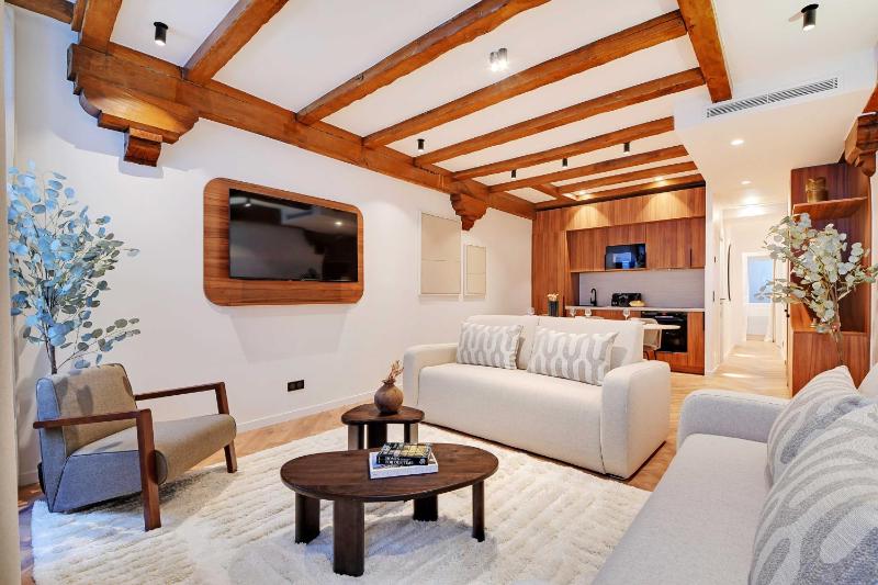 Luxury in the heart or Paris-Notre Dame — отель с удобствами в Париже