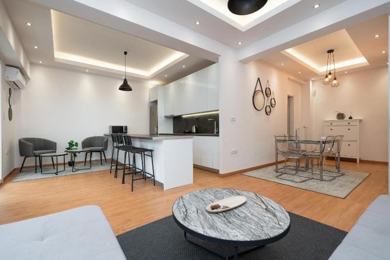 Modern Family Apartment w/Balcony near Acropolis — забронировать отель в Афины
