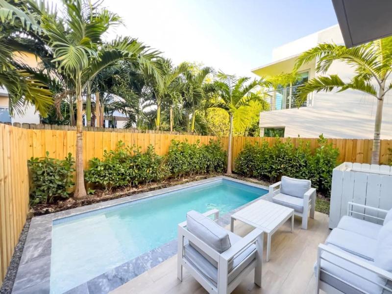 The Modernista 2 - Large Townhome with Pool and Parking — отель с удобным расположением в Майами