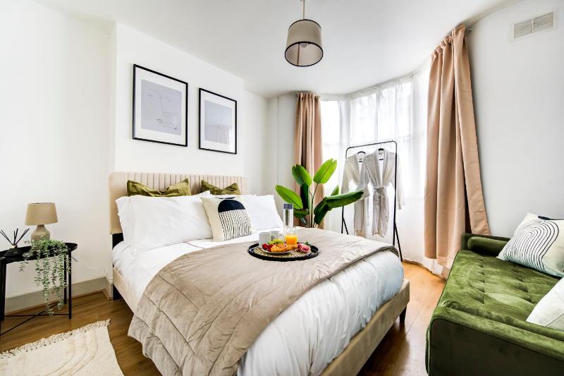Heart of Hackney - 2bed garden flat sleeps 6 — отель с удобным расположением в Лондоне
