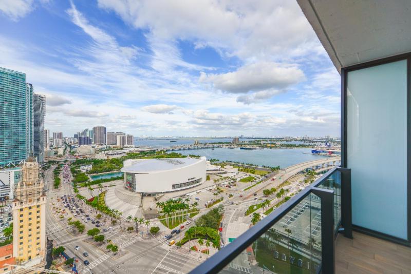 Breathtaking Studio with Bay & City Views — забронировать отель в Майами