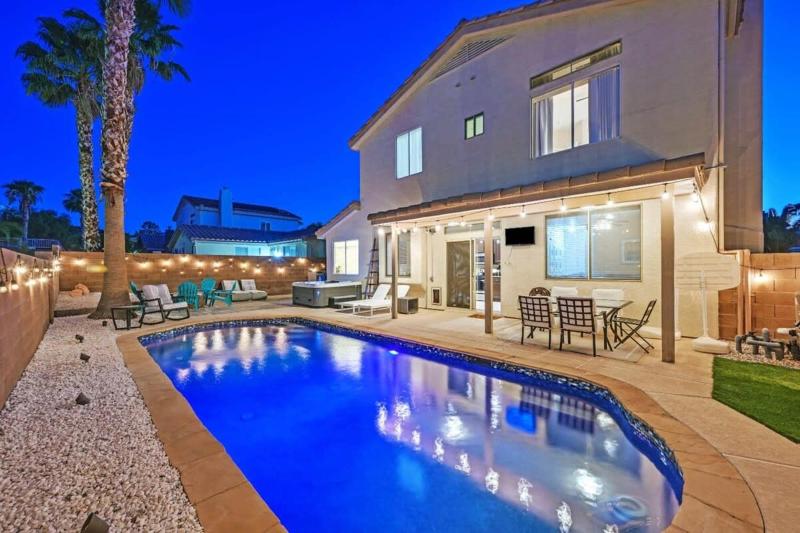 Stunning 4BR Getaway w Pool, Hot Tub, & Firepit — отель с удобствами в Лас Вегасе