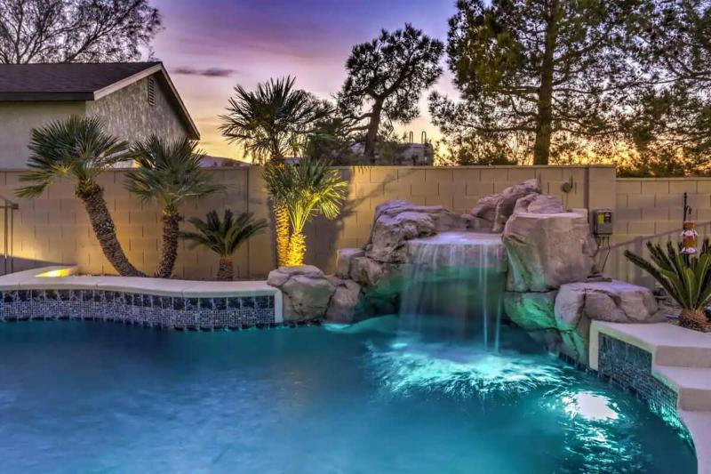 Luxurious 7BR Mansion w Pool, Gym, Spa & Casita — отель с удобным расположением в Лас Вегасе