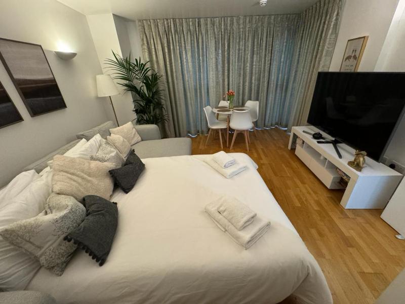Luxury Apartment in Canary Wharf — отель с удобным расположением в Лондоне