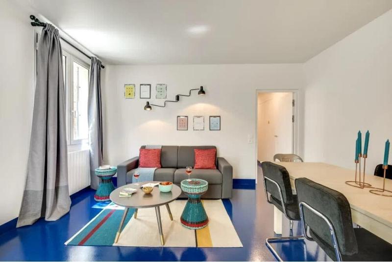 Modern & colourful 3BD for 9 guests in Le Marais! — отель с удобствами в Париже