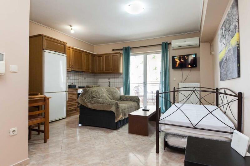 Vironas Delight 1Bd Apt with Lovely Balcony — отель с удобствами в Афины
