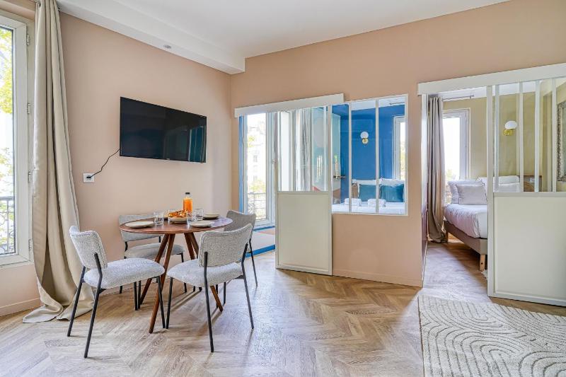 Appartement colore Wagram — отель с удобствами в Париже