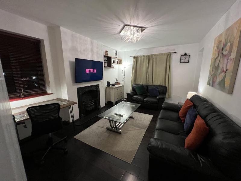 Specious 2 x double bedroom flat in London E18 — забронировать отель в Лондоне