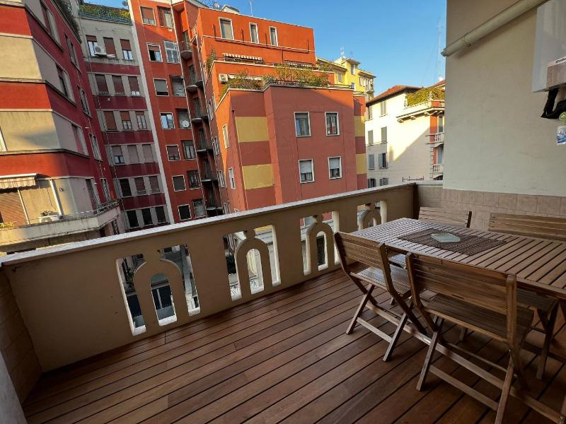 Cozy, Elegant with Balcony, Easy Access to M4 Metro — комфортный отель в Милане