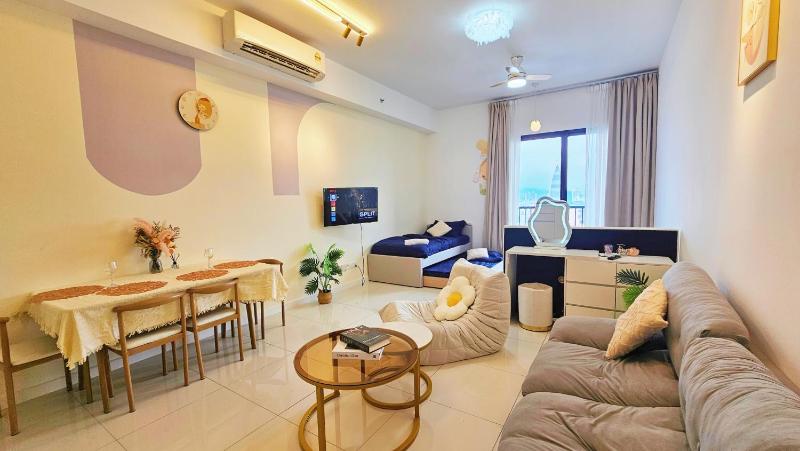Цены на KLCC view Balcony 4pax Chambers Suites KL City в Куала-Лумпуре