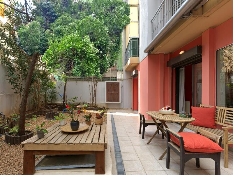 Цены на Koukaki garden escape child friendly apartment в Афины