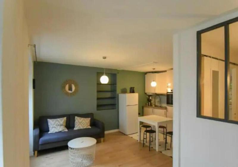 Lovely flat Canal St Martin — забронировать отель в Париже