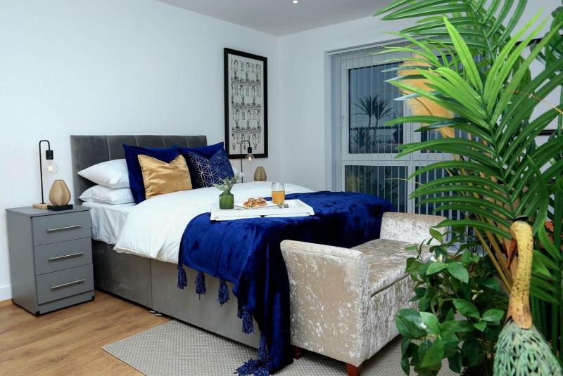 Snuggle Inn - Riverside Apartments - Views Over looking London River Thames, Close to O2 Arena, London Excel, London City Airport, Thames Clipper- River Boat Service, Woolwich Ferry, Onsite parking, TWIN ROOM OPTION available — отель с удобствами в Лондоне