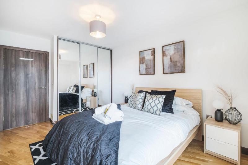 London Balcony View Apartment with Parking by My Serviced Space — отель в Лондоне, Соединенное Королевство