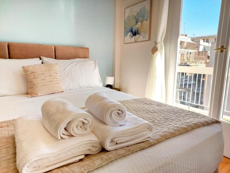 Privet room with balcony Exarchia 6th floor — отель с удобствами в Афины