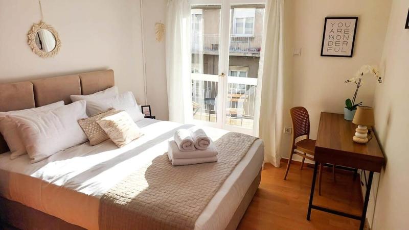 Privet room with sunny balcony — комфортный отель в Афины