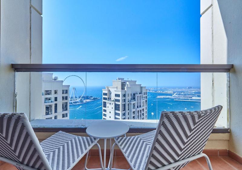 First Class Apartments in Heart of JBR, Steps to the Beach - 121 Living — отель с удобным расположением в Дубае