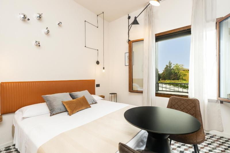 IKNOS a Tortolì - Confortevoli Camere con Ristorante